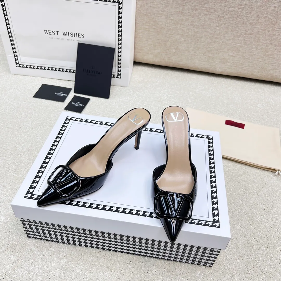 👟👟Ex-factory price 500👟👟 VALENTINO latest V Logo buckle back empty slippers 🔥🔥🔥 🕳️🕳️🕳️ Exclusive original 1-1 development, no goods without the original 〰 ɪɴѓᴏʀᴍᴀᴛɪᴏɴ 〰 Buckle: V-LoGo leather buckle Material: Imported patent leather Lining: full-grain sheepskin Outsole: Italian through-dyed cowhide Midsole: Italian original craft material Process: computer stitching, machine shaping Heel height: 4.0/8cm Made in Italy 🇮🇹 Ready-made code: 35 36 37 38 39 Ready-made custom code: 34 40 41 Delivery period 1-3 days Not retreating